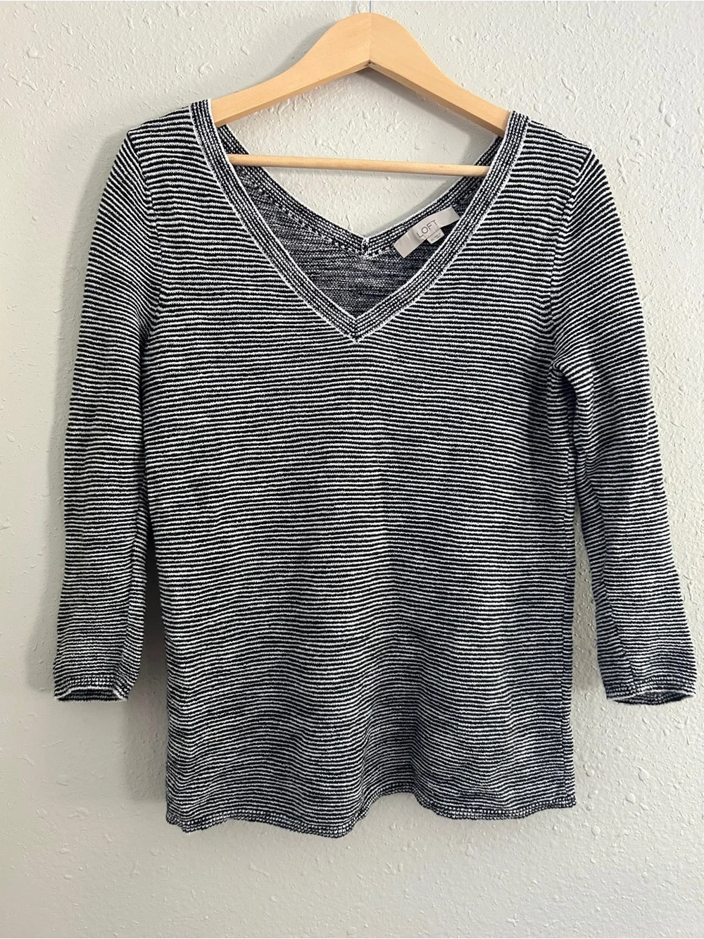 LOFT Black and White Striped V-Neck Knit Top Textured Casual Fall XS